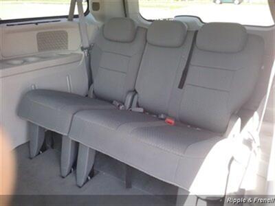 2009 Chrysler Town & Country Touring   - Photo 9 - Davenport, IA 52802