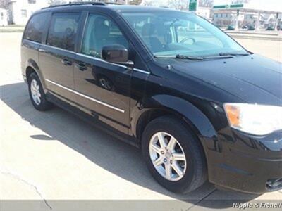 2009 Chrysler Town & Country Touring   - Photo 4 - Davenport, IA 52802