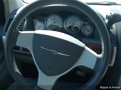 2009 Chrysler Town & Country Touring   - Photo 13 - Davenport, IA 52802