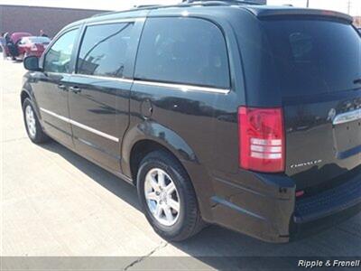 2009 Chrysler Town & Country Touring   - Photo 7 - Davenport, IA 52802