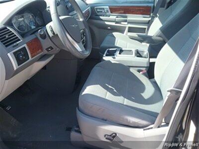 2009 Chrysler Town & Country Touring   - Photo 8 - Davenport, IA 52802