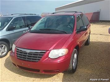 2006 Chrysler Town & Country Touring   - Photo 1 - Davenport, IA 52802