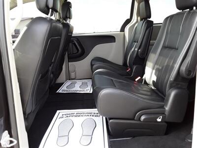 2016 Chrysler Town & Country Touring - Photo 8 - Davenport, IA 52802
