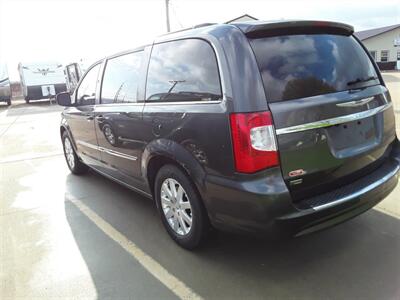 2016 Chrysler Town & Country Touring - Photo 10 - Davenport, IA 52802