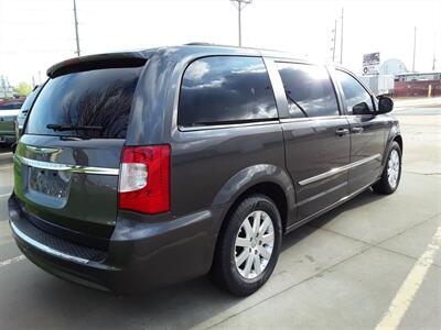 2016 Chrysler Town & Country Touring - Photo 12 - Davenport, IA 52802