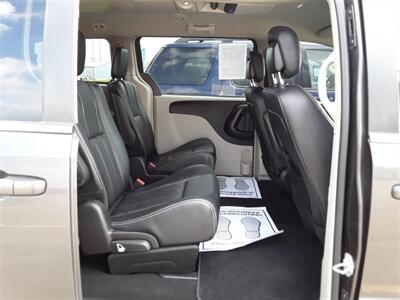2016 Chrysler Town & Country Touring - Photo 13 - Davenport, IA 52802
