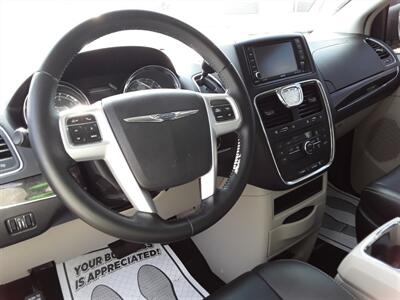 2016 Chrysler Town & Country Touring - Photo 5 - Davenport, IA 52802