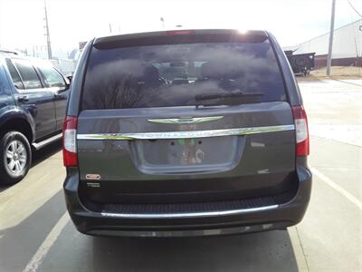 2016 Chrysler Town & Country Touring - Photo 11 - Davenport, IA 52802