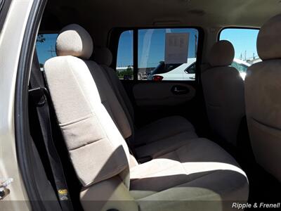 2005 Chevrolet TrailBlazer EXT LS   - Photo 11 - Davenport, IA 52802