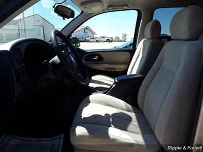 2005 Chevrolet TrailBlazer EXT LS   - Photo 4 - Davenport, IA 52802