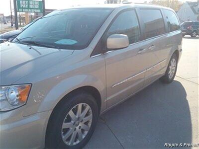 2016 Chrysler Town & Country Touring   - Photo 3 - Davenport, IA 52802