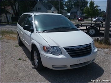 2005 Chrysler Town & Country Touring   - Photo 1 - Davenport, IA 52802