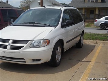 2007 Dodge Caravan SXT   - Photo 2 - Davenport, IA 52802