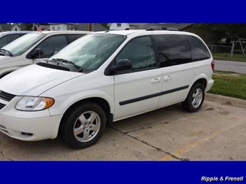 2007 Dodge Caravan SXT   - Photo 3 - Davenport, IA 52802