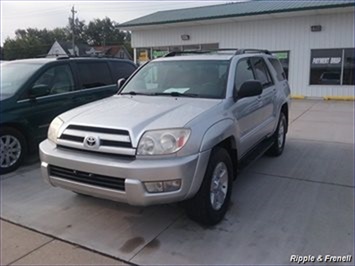 2004 Toyota 4Runner SR5   - Photo 1 - Davenport, IA 52802