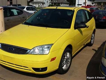 2005 Ford Focus ZX3 S   - Photo 2 - Davenport, IA 52802