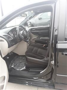 2015 Dodge Grand Caravan SE   - Photo 8 - Silvis, IL 61282