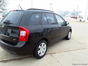 2007 Kia Rondo LX   - Photo 6 - Davenport, IA 52802