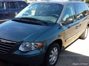 2007 Chrysler Town & Country Touring   - Photo 2 - Davenport, IA 52802