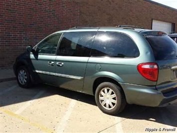 2007 Chrysler Town & Country Touring   - Photo 1 - Davenport, IA 52802