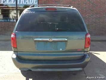 2007 Chrysler Town & Country Touring   - Photo 5 - Davenport, IA 52802