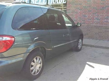 2007 Chrysler Town & Country Touring   - Photo 4 - Davenport, IA 52802