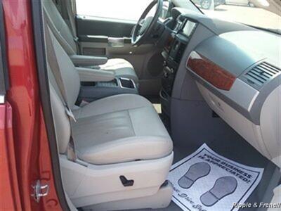 2008 Chrysler Town & Country Touring   - Photo 11 - De Witt, IA 52742