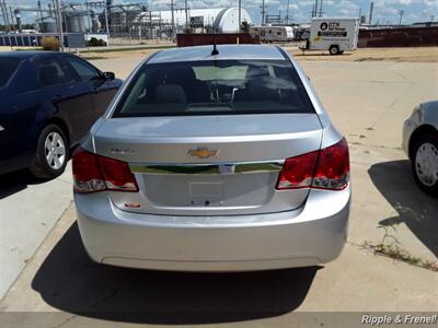 2012 Chevrolet Cruze LS   - Photo 8 - Davenport, IA 52802