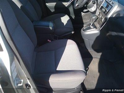 2003 Toyota Matrix XR   - Photo 10 - Davenport, IA 52802