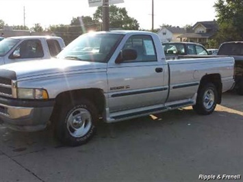 2001 Dodge Ram 1500 SLT   - Photo 3 - Davenport, IA 52802