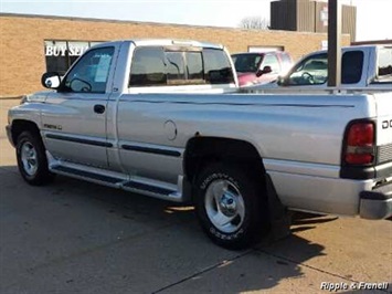 2001 Dodge Ram 1500 SLT   - Photo 2 - Davenport, IA 52802