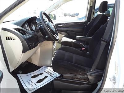 2014 Dodge Grand Caravan SE   - Photo 4 - Davenport, IA 52802