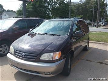 2001 Toyota Sienna XLE   - Photo 1 - Davenport, IA 52802