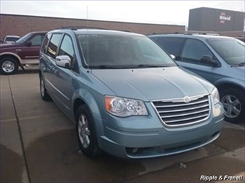 2010 Chrysler Town & Country Touring Plus   - Photo 1 - Davenport, IA 52802