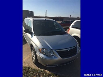 2007 Chrysler Town & Country LX   - Photo 1 - Davenport, IA 52802