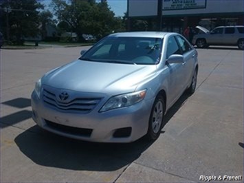 2010 Toyota Camry LE   - Photo 1 - Davenport, IA 52802