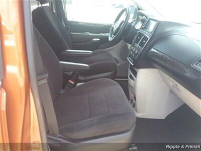 2011 Dodge Grand Caravan Mainstreet   - Photo 11 - Davenport, IA 52802