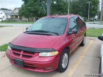 1998 Dodge Grand Caravan SE   - Photo 1 - Davenport, IA 52802