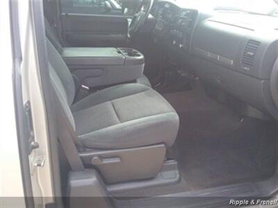 2008 GMC Sierra 2500 SLE1   - Photo 10 - Davenport, IA 52802