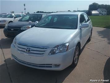 2005 Toyota Avalon XL   - Photo 1 - Davenport, IA 52802