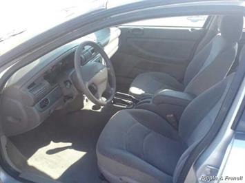 2004 Chrysler Sebring Touring   - Photo 3 - Davenport, IA 52802