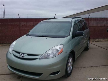 2009 Toyota Sienna CE 7-Passenger   - Photo 1 - Davenport, IA 52802