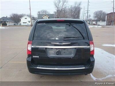 2012 Chrysler Town & Country Touring - Photo 5 - De Witt, IA 52742