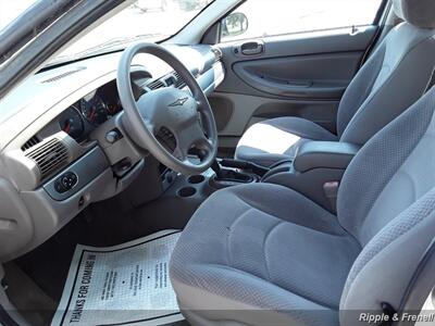 2004 Chrysler Sebring Touring   - Photo 11 - Davenport, IA 52802