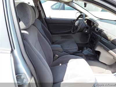 2004 Chrysler Sebring Touring   - Photo 8 - Davenport, IA 52802