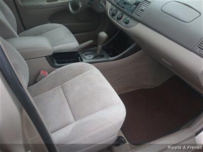 2004 Toyota Camry LE   - Photo 10 - Davenport, IA 52802