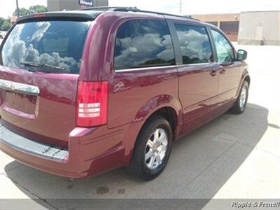 2008 Chrysler Town & Country Touring   - Photo 6 - Davenport, IA 52802