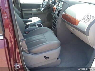 2008 Chrysler Town & Country Touring   - Photo 13 - Davenport, IA 52802