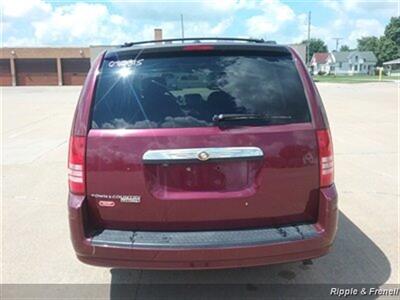 2008 Chrysler Town & Country Touring   - Photo 5 - Davenport, IA 52802