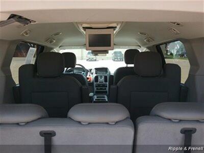 2008 Chrysler Town & Country Touring   - Photo 12 - Davenport, IA 52802